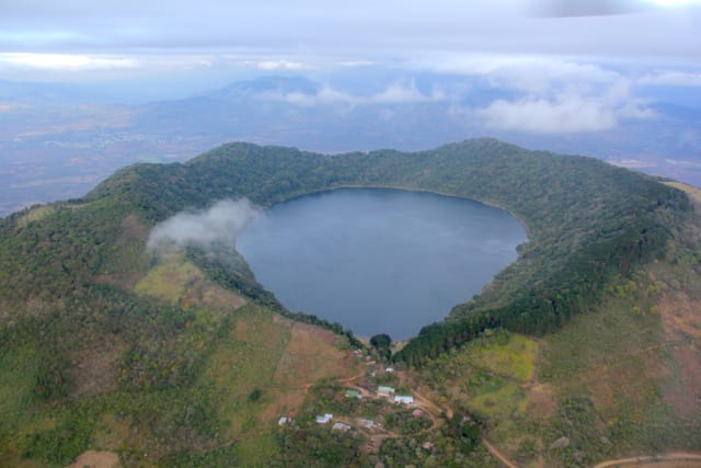 Se encuentra en el cráter del volcán del mismo nombre. Es de fácil acceso ya que puedes llegar en carro hasta la orilla de esta laguna. Es uno de los destinos que debes conocer si vas a Chiquimula. 