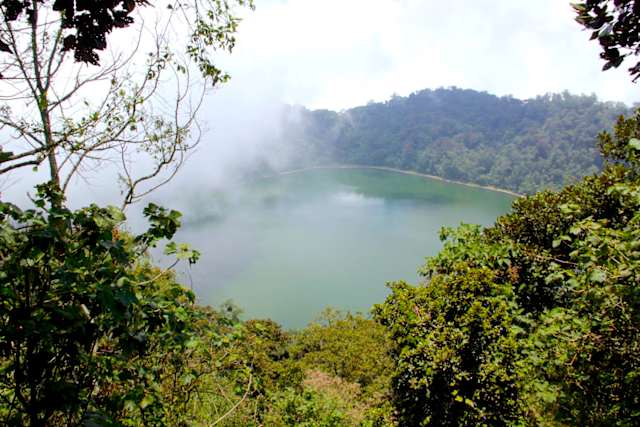 También se encuentra en la cima de un volcán, pero se ubica en el municipio de San Martín Sacatepéquez, en Quetzaltenango. Se puede llegar en automóvil hasta un punto para iniciar el descenso al lugar, considerado como un sitio sagrado.