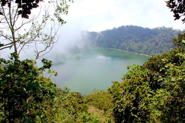 También se encuentra en la cima de un volcán, pero se ubica en el municipio de San Martín Sacatepéquez, en Quetzaltenango. Se puede llegar en automóvil hasta un punto para iniciar el descenso al lugar, considerado como un sitio sagrado. 