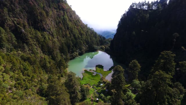 Esta laguna se encuentra en el municipio de Chiantla, a 20 kilómetros del mirador Juan Dieguez Olaverri. Para llegar a este sitio, debes pagar Q10 y asombrarte con esta maravilla de la naturaleza. 