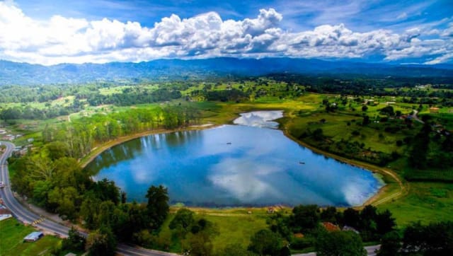 Esta laguna se encuentra en la aldea San Sebastián, sobre la ruta que conecta Chichicastenango con Santa Cruz del Quiché. Es de fácil acceso pues está a un lado de la carretera, por lo que atraer la atención de los conductores, muchos de ellos se detienen para observar esta maravilla natural en el occidente guatemalteco. 