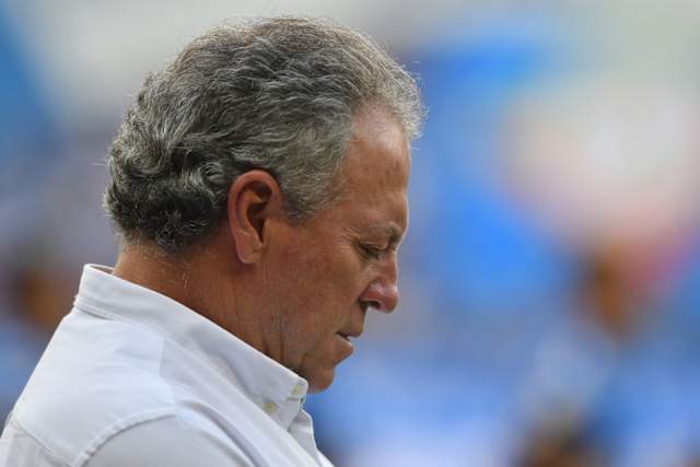 Reconhecido como clube que costuma dar estabilidade aos técnicos, o Cruzeiro teve nada menos que quatro treinadores só no segundo semestre de 2019. A saída de Mano Menezes em agosto, depois de três anos no clube, desestabilizou o trabalho que já era questionável. Rogério Ceni, Abel Braga e Adilson Batista não deram conta de fazer o time voltar a obter os resultados desejados.