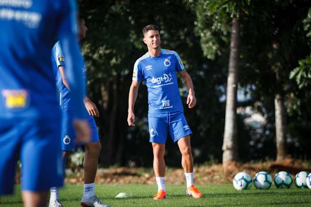 A diretoria sabia que a média de idade da equipe titular era alta, mas pouco fez para mudar o panorama. Assim, jogadores como o zagueiro Dedé, os laterais Edilson e Egídio, os armadores Thiago Neves e Robinho e o atacante Fred foram caindo de rendimento ao longo da temporada, até terminarem muito criticados ou na reserva. Esses também foram apontados como os principais responsáveis pela queda de Rogério Ceni. Também influenciaram na chegada de Abel Braga quando Itair ainda estava à frente do futebol. Thiago Neves ainda se envolveu em várias polêmicas e acabou afastado do grupo pelo gestor do futebol Zezé Perrella depois de ser visto em show enquanto se recuperava de lesão.