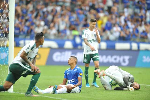 O ataque celeste se mostrou muito fraco neste segundo semestre. Assim, não conseguiu impedir as eliminações na Copa do Brasil e Copa Libertadores, além de ter passado todo o Campeonato Brasileiro como dos menos eficientes. Para isso contribuiu a má fase dos armadores. Juntos, Thiago Neves, Robinho, Marquinhos Gabriel, David, Fred, Sassá, Pedro Rocha, Ezequiel e Joel foram responsáveis por um fiasco.