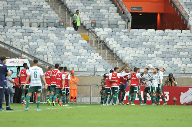 Conhecido pela força histórica no Mineirão, o Cruzeiro não meteu medo em ninguém neste Brasileiro, tendo um dos piores aproveitamentos da competição como mandante. Quando foi para o Independência deu vexame, tendo sido goleado pelo Grêmio por 4 a 1, por exemplo. Não foi por falta de apoio da torcida, que nunca abandonou a equipe, sendo responsável por uma das melhores médias de público da competição.