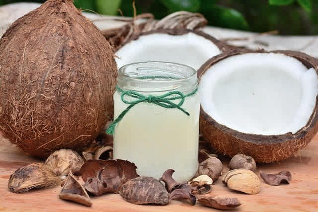 FALSO.  El aceite de coco puro contiene propiedades benéficas para la piel como la humectación, sin embargo, no te protegerá de los efectos nocivos de la exposición a los rayos UV, pues sus componentes no contienen filtros como los que puede tener un bloqueador solar.