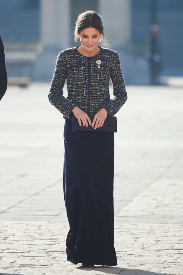 El año pasado la Reina nos sorprendió, no ya con su estilismo, sino luciendo una importante joya para el acto:  el broche de diamantes y perlas  que forma parte del lote de pasar. En cuanto al look, repitió el vestido de terciopelo que había llevado en 2012 y 2014 y le añadió una chaqueta en tweed azul de Armani. Muy guapa.