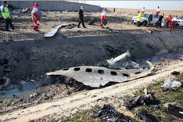 Restos del avión cerca de Teherán.