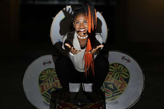 Cantora, dançarina e locutora, 30 anos