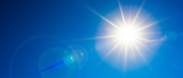 Las pruebas científicas obtenidas hasta ahora indican que el coronavirus puede transmitirse en cualquier lugar, incluidos los sitios con clima cálido y húmedo, señala la OMS.