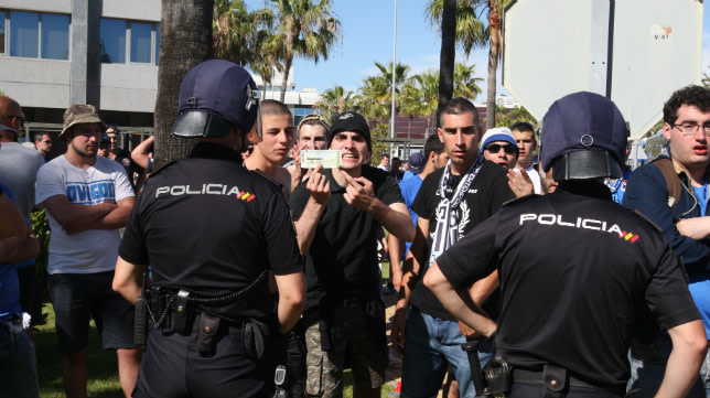 Un aficionado del Real Oviedo le enseña su entrada a la Policía.