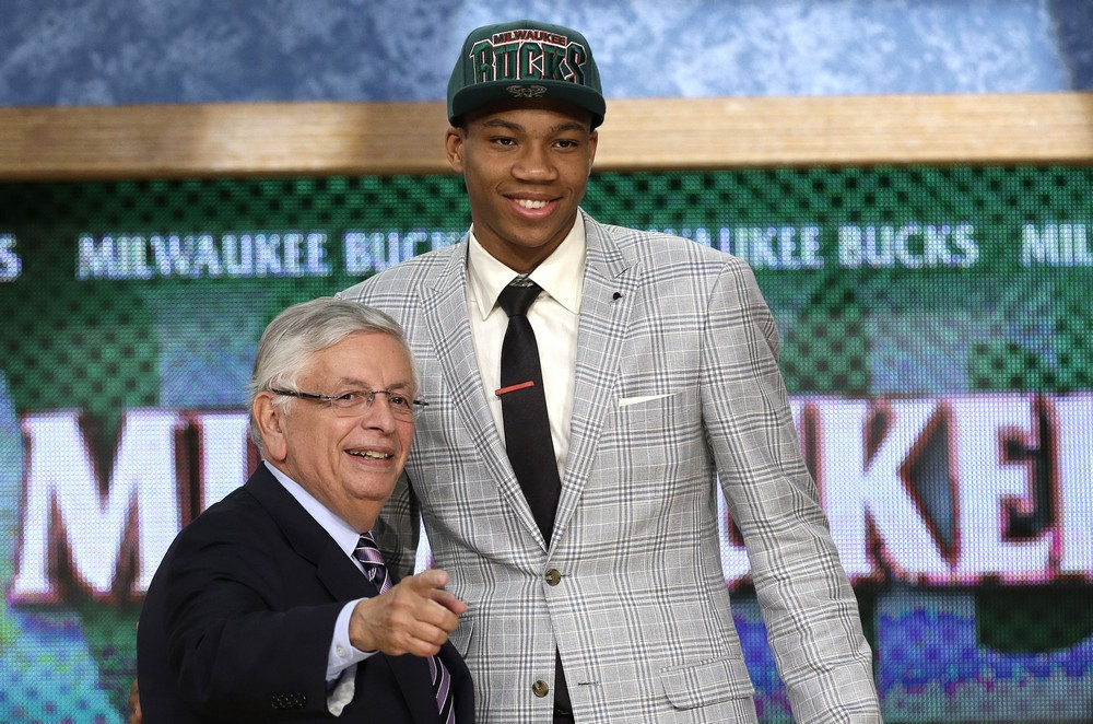 Ποιος παίκτης επιλέχθηκε πριν ακριβώς από τον Γιάννη στο draft του 2013;