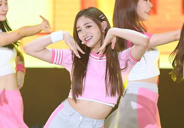 아이오아이에서 빛나는 비주얼을 담당하고 있는 주결경 역시 98년생! 중국인임에도 불구하고 유창한 한국어 실력과 애교넘치는 성격으로 많은 인기를 모으고 있다.