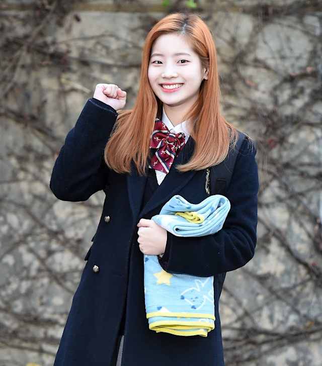 2016년 최고로 바쁜 한 해를 보낸 걸그룹 트와이스의 다현은 내년이면 성인이 된다.  통통한 볼살과 하얀 피부로 트와이스 내의 귀여움을 담당하고 있다.